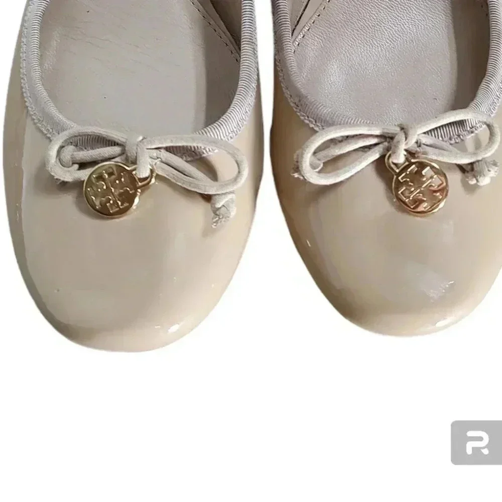 TORY BURCH Solid Tan Patent Leather Block Mid Heel Pumps Bow Accent